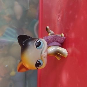 Littlest Pet Shop cat #106 with removable purple Velcro skirt